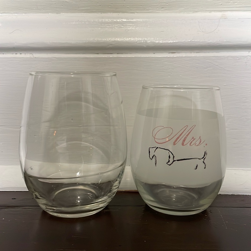 Bundle of 2 Stemless Clear Wine Glasses, Spiral Design & Mrs. Dachshund Glasses